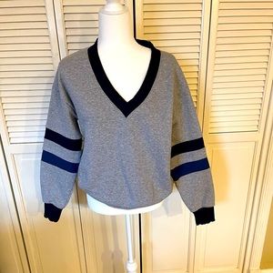 EVEREVE Sweatshirt/ EVEREVE Elena Varsity Vneck sweatshirt Size small
